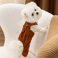 Vêtements pour animaux de compagnie : Tenues mignonnes en une seule pièce adaptées aux petits chiens et chats. Pantalons en velours côtelé avec ceinture, pantalons avec ceinture à motif d'ours. Vente en gros