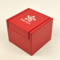 Boîte à montre en bois de luxe, finition rouge piano brillant, doublure en velours beige doux, structure à ouverture latérale, logo personnalisé pour l'emballage de la marque de montres