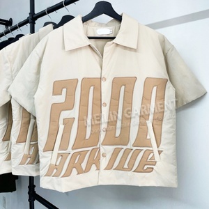 เสื้อเชิ๊ตแบบใหม่สำหรับผู้ชายเสื้อยืดปักโลโก้ปักลายเสื้อผู้ชายเสื้อพัคเกอร์เปิดคอปกแบบมีกระดุม - Product Image 2