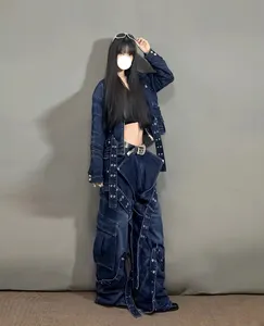 अनुकूलन थोक बैगी मल्टी पॉकेट बुटीक डेनिम जींस महिला स्ट्रीट स्टाइल स्ट्रीमर डिज़ाइन मोपिंग कार्गो पैंट
