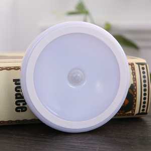 Luz nocturna inteligente con Sensor de cuerpo humano, redonda, 6 Led, alimentada por batería, luz blanca cálida para pasillo, baño, ancianos y niños - Product Image 5