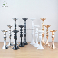 Décoration de fête de mariage : Présentoir à fleurs en laiton noir, vases et centres de table blancs plaqués pour mariage