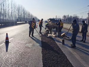 Asphalte mélangé à froid pour le remplissage de fissures Asphalte mélangé à froid Réparation de nids-de-poule en béton Asphalte - Product Image 3