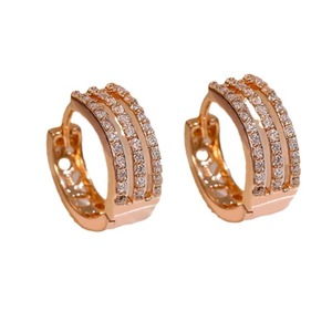 Orecchini a polsino a strati con pavé per donna, gioielli alla moda traforati - Product Image 1