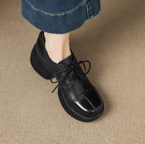 Zapatos de mujer de cuero negro con suela gruesa. Adecuado para el trabajo, desplazamientos y uso profesional. - Product Image 5