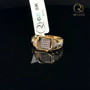 Bague élégante en or avec un design géométrique et des pierres étincelantes pour homme, bijou moderne audacieux parfait pour les occasions décontractées et festives - Product Image 2