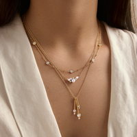Collana con Ciondolo Sorridente J&D Design Classico Originale in Acciaio Inossidabile Placcato Oro 18K con Zircone Bianco Rotondo e Perla di Vetro