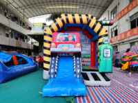 Structure gonflable pour enfants avec toboggan et espace de saut