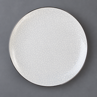 Service de table en porcelaine fine OEM de luxe, gaufré, avec bordure dorée, vaisselle en céramique personnalisée pour hôtels et restaurants