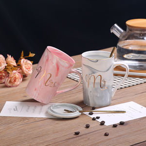 2024 ensemble-cadeau de <span class=keywords><strong>tasse</strong></span> de couple de la Saint-Valentin personnalisé Mr And & Mrs ensemble de 2 tasses à café en céramique marbrée boîte-cadeau avec couvercle et cuillère - Product Image 1