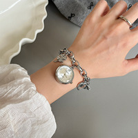 Montre-bracelet vintage à pendentif en forme de cœur, montre de luxe légère, montre à quartz simple trèfle à quatre feuilles pour femme, cadeau de fête pour fille