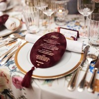 Cartes de menu de mariage en velours bordeaux de luxe, cartes de table ovales avec dorure à chaud et pompon pour une mise en page élégante de la table de mariage