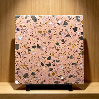 Dalles de terrazzo ultra-brillantes, plaques de pierre artificielle durables, design moderne pour le revêtement de sol et les revêtements muraux des halls d'hôtels