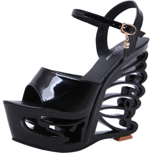 Sandales d'été compensées à talon de 34-40 mm avec bride à boucle, dessus en cuir verni, design respirant, style européen et américain - Product Image 1