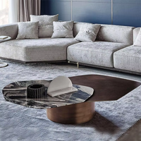 Table basse design à deux niveaux, surface en pierre frittée, base en bronze brossé, style moderne et luxueux pour salon