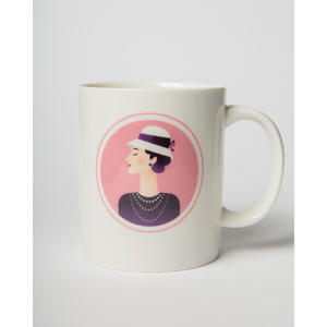 Tazza in Ceramica con Design Vintage di Ritratto Femminile, Sfondo Rosa e Manico Bianco - Product Image 1