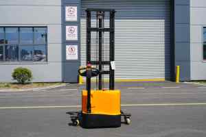 รถยกพาเลท NIKIUMAX รับน้ำหนักได้ 2500 กก. เหมาะสำหรับใช้ในคลังสินค้า - Product Image 2
