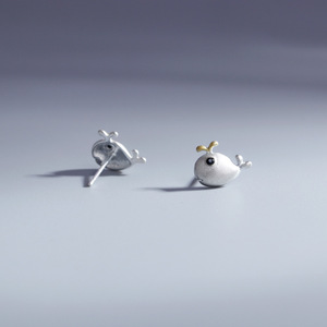 Los pendientes pequeños con diseño de ballena que rocían agua son simples, modernos, lindos, pequeños y asimétricos para mujeres. They - Product Image 3