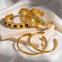 JUSNOVA Bracelet manchette martelé en acier inoxydable plaqué or 18 carats pour femme, étanche, avec perles et zircons cubiques colorés irréguliers, bijoux