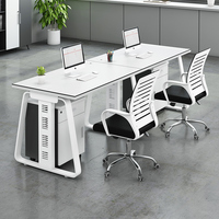 Bureau de travail moderne et simple en bois, avec cloison écologique et casier intégré pour employés