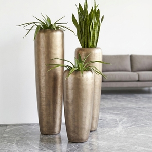Ensemble de jardinières en fibre de verre sur mesure, pots à fleurs hauts en bronze antique métallisé, jardinières décoratives de luxe pour la décoration des halls d'hôtel et des complexes hôteliers - Product Image 1