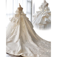 Robe de Mariée de Luxe Blanche Coupe Courte pour la Mariée, Épaules Dénudées avec Broderie Industrielle Riche, Laçage au Dos et Grande Traîne