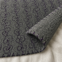 Tela de Poliéster 100% con Bordado de Camelia en Contorno Morado sobre Base Verde, Textil Bordado Floral para Prendas y Abrigos de Niñas