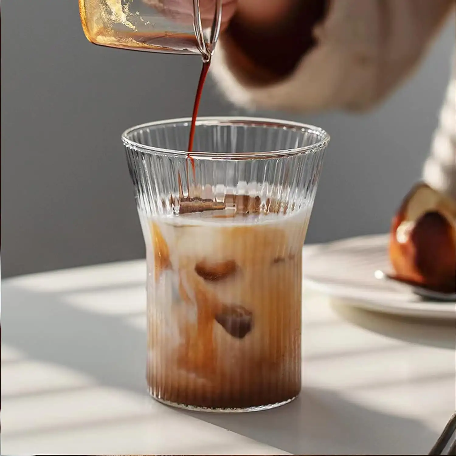 संकीर्ण कमर के साथ अनुकूलित पारदर्शी हस्तनिर्मित जापानी ऊर्ध्वाधर धारीदार ग्लास पानी कॉफी कप