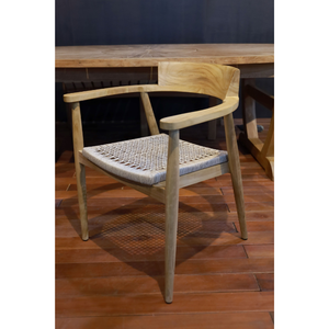 La silla apilable Aksa presenta madera de teca duradera y elegante ratán sintético, con medidas de 61x59x75 cm, cuidadosamente pulida. - Product Image 5