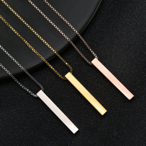 Collier à barre personnalisable avec lettrage inaltérable, couleurs vives, en acier inoxydable, chaîne fine de type 'box' de 22 pouces de long, avec pendentif barre - Product Image 3