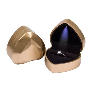 2024 KP, Новое поступление, фантастические золотые Светодиодные Коробки для ювелирных украшений, уникальное ожерелье в форме сердца, упаковка для украшений со светодиодной подсветкой
