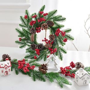 Couronne de Noël la plus vendue - Décoration de Noël en feuilles de PE, pommes de pin blanches et fruits rouges, style Yémen, à suspendre - Product Image 2