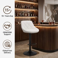 Chaises de bar enveloppantes de style élégant, en cuir matelassé losanges, avec base métallique pivotante et réglable, pour zones de réception de spa de luxe
