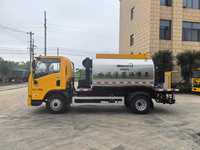 Camion distributeur de bitume, camion épandeur d'asphalte, utilisé pour la construction routière en Afrique
