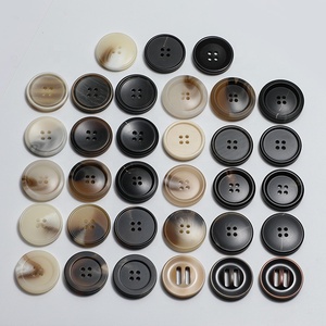 Bốn Mắt Nhựa Áo Len Nút Gió Kết Cấu Nhựa Sừng Khắc Logo Cho Phù Hợp Với Và Áo Len - Product Image 2