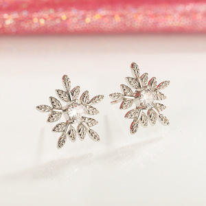 Orecchini a fiocco di neve per donna, gioielli alla moda per l'orecchio in stile invernale dolce - Product Image 2