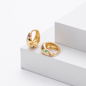 Pendientes de aro <span class=keywords><strong>gruesos</strong></span> <span class=keywords><strong>dorados</strong></span> de Zirconia cúbica colorida para mujer, joyería chapada en oro de Plata de Ley 2025 a la moda 925 - Product Image 2