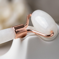 Rouleau de jade blanc naturel et ensemble Gua Sha, rouleau de massage facial avec cadre en or rose et boîte cadeau pour les soins anti-âge