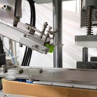 Ligne de production automatique de remplissage de détergent liquide, tri de bouteilles, bouchage, scellage, étiquetage de manchons, machine de rétraction à la vapeur 100-2000ml