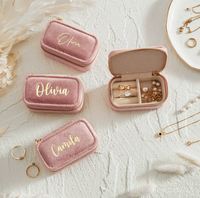 Mini boîte à bijoux en velours avec nom personnalisé blanc personnalisé étui de voyage étui de rangement portable en velours avec fermeture éclair pour anneau