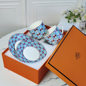 Vente flash : Ensemble de tasses à thé et soucoupes en porcelaine rouge et bleue de luxe européenne - Product Image 1