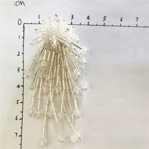 Broche Artesanal RYL com Cristais Dourados e Franjas de Borla para Vestidos e Roupas - Product Image 5