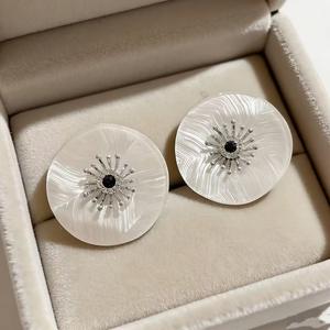 Boucles d'oreilles à clous en forme de fleur, argent 925, incrustation de cristaux, bijoux de luxe pour femmes, pour les soirées - Product Image 1