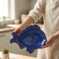 Plat de service en céramique Redeco 3D en forme de poisson, assiette à fruits de mer gaufrée avec glaçure bleue pour cuisine côtière et fêtes
