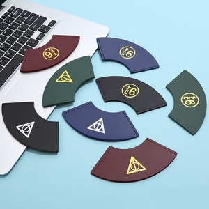 Marque-page en cuir PU motif Académie Magique, protecteur d'angle de livre en forme d'éventail, marque-page motif Neuf et Trois-Quarts - Product Image 1