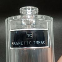 Logos métalliques personnalisés de luxe, emblèmes de marque de parfum en aluminium haut de gamme, solutions d'emballage cosmétique premium et plaques signalétiques pour parfums