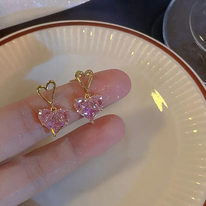 Orecchini a perno a forma di cuore rosa dolce per donna, accessori alla moda per l'uso quotidiano, per outfit casual e come regalo - Product Image 5