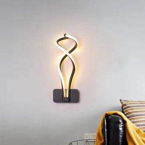 โคมไฟติดผนัง LED สไตล์นอร์ดิกสมัยใหม่ ดีไซน์สร้างสรรค์จากอะลูมิเนียม สำหรับบ้าน โรงแรม สำนักงาน - สำหรับให้แสงสว่างในห้องนอน - Product Image 1