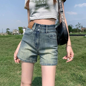 Shorts in denim vintage lavato da donna - Vita media, vestibilità skinny con doppia fibbia - Product Image 6
