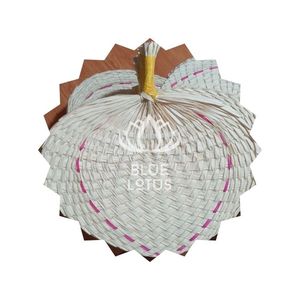 Abanico de Mano de Hoja de Palma Hecho a Mano - Product Image 1